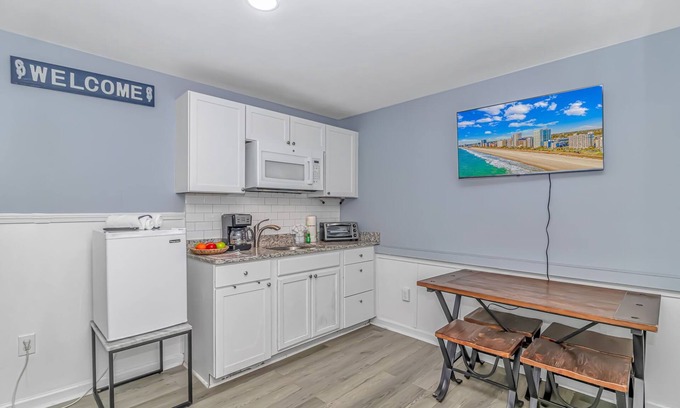 Garden City Condo | 125 Atlantic Avenue Unit D - Pet Friendly! Walk To the Beach and Pier! 1BR -1BA - Sleeps 2-4 guests!