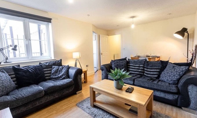 Swindon Apartment | 12FC Apartment 2 Bedroom Sleeps 4 Long Stay Disc