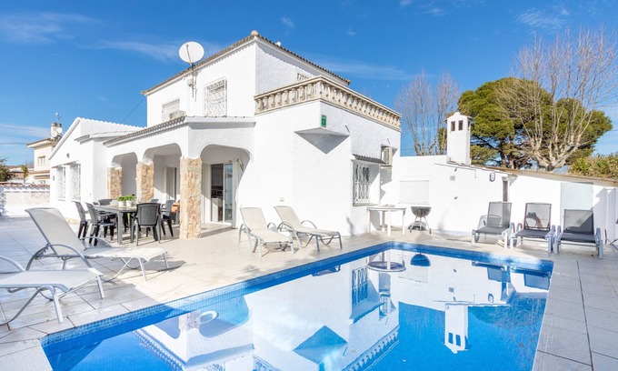 Empuriabrava Ski Chalet | 131-Empuriabrava-Beautiful villa, swimming pool in the center, and near the beach-Empurialola