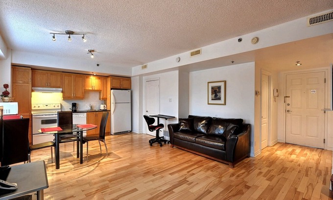 Quartier des Spectacles Apartment | #136 Traditional & Stylish APT in Downtown