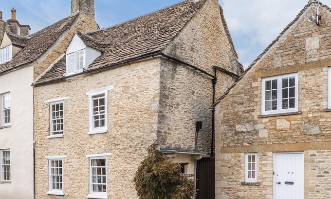 Tetbury Cottage | 14 THE GREEN, pet friendly, character holiday cottage in Tetbury
