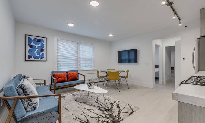 Coal Harbour Apartment | 1425 Haro Street - 3 Bedroom /2 Bathroom