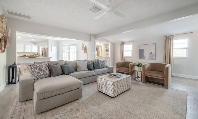 Largo House | 14295 Chamberlain Ave