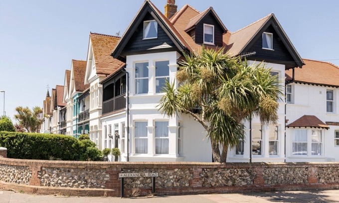 Worthing Apartment | 147 By The Sea - Opposite the Beach with Stunning Sea Views + Parking