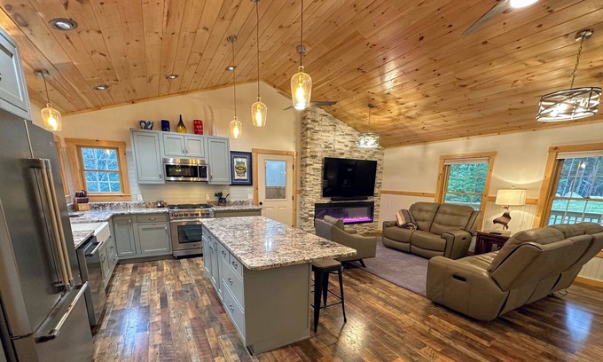Easton House | 14EV Newly custom built Coventry home on 3 acre private lot near Cannon, Franconia