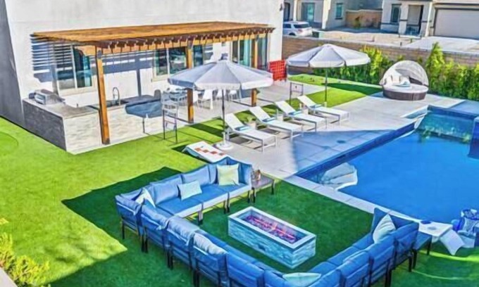 Coachella House | 15 Bed, Glow Gameroom, Putting green, Pool & BBQ