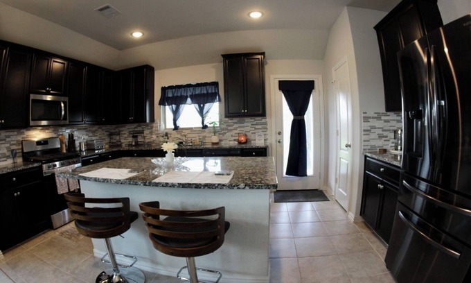 Atascocita House | 15 Minutes from IAH! Calming 2 story home with lakeview