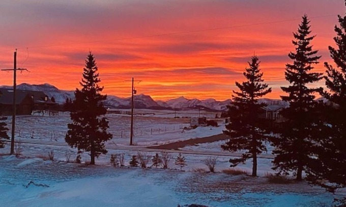 Mountain View House | 15 Minutes from Waterton Lakes National Park! Gorgeous views and yard, sleeps 19