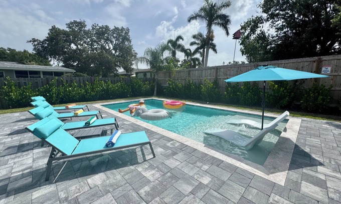 Ridge Wood Heights House | 15% off in August - SANDY FEET - family-friendly, pool, basketball & foosball