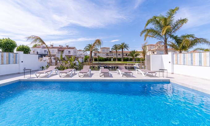 Empuriabrava Ski Chalet | 150-Beautiful canal house with pool and mooring-Empuriabrava-Empurialola