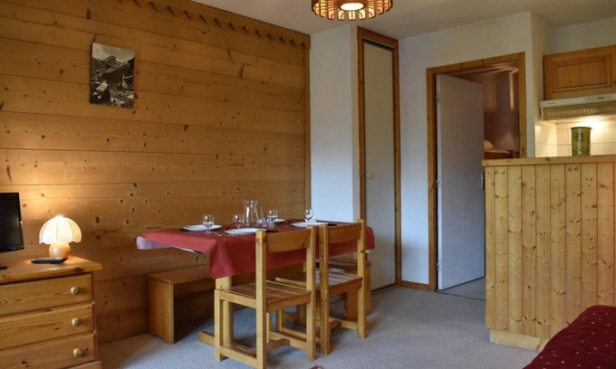 Meribel Centre Apartment | 150m from ski slopes, 2nd floor, view mountain, balcony, 24m², Méribel
