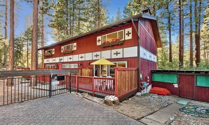 South Lake Tahoe Cabin | 1510 Wildwood, Sitzmark 4