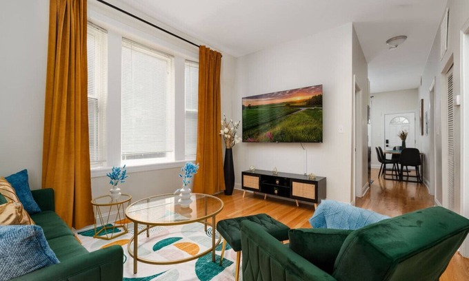 West Town Apartment | 15mins DT | Wicker Park Gem | Sleeps 7 | FreePark