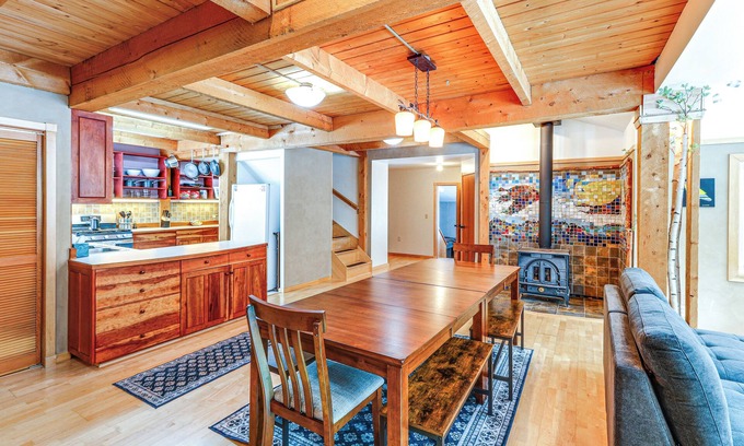Fairbanks Cabin | 16-Acre Plot: Peaceful Cabin in Fairbanks!