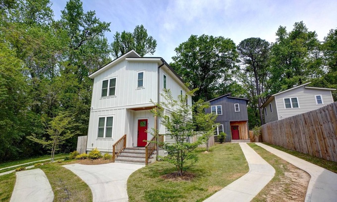 Durham House | 16 Guests~Private Drive~Fenced~Pets~Near NCCU/Duke