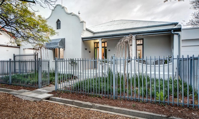 Robertson House | 16 White House - Country live at its best in Robertson only 160 km from Cape Town.