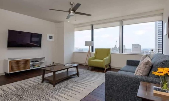 Downtown Dallas Apartment | 16th FL Bold CozySuites with pool, gym 2