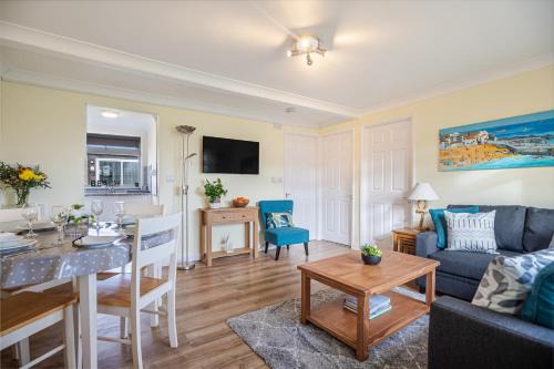 Dartmouth Ski Chalet | 17 Norton Park
