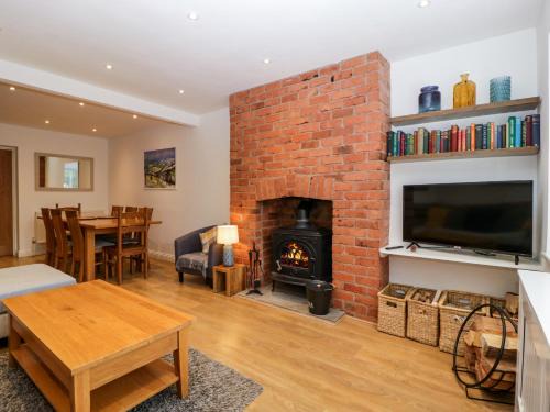 Broadway House | 17 Sands Close