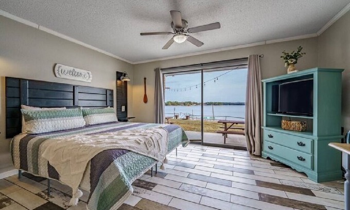 Hot Springs Hotel | #17 The Cove - King Room (pet-friendly)