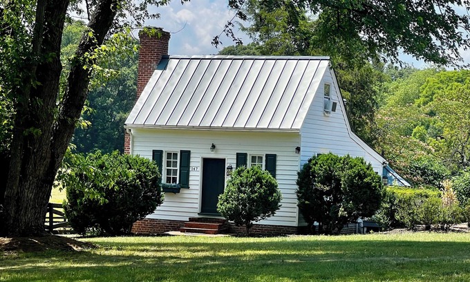 Cobham Cottage | 1700"s Summer Kitchen Cottage #147 Pool & Spa