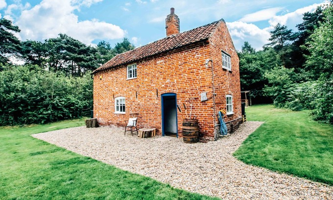 Reydon Cottage | 1800s OFF THE GRID Experience - The Cottage in the woods