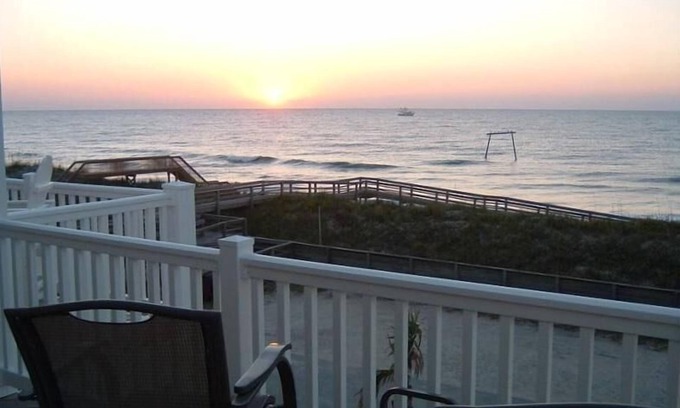Surf City House | 185 REVIEWS 10 EXCEPTIONAL 150 FEET TO OCEAN-NEWLY RENOVATED-BEAUTIFUL VIEWS!