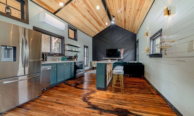 Beaver Cabin | 1870 Luxury Art Deco Train Depot at the Lake