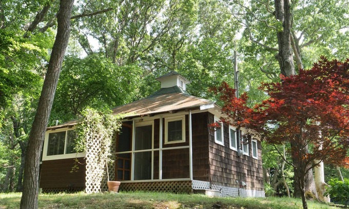 The Heights Cottage | 1880's Boathouse on a hill. Short walk to Crescent Beach.