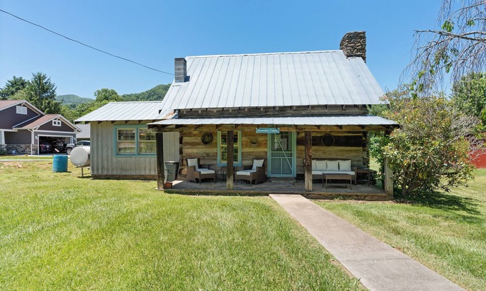 Waynesville Cabin | 1890s Cozy Log Cabin, Waynesville, Mountain Views
