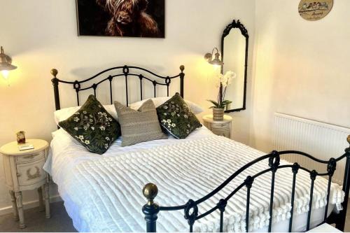 Snitterfield House | 18th Century Cosy Cottage with Stunning Views