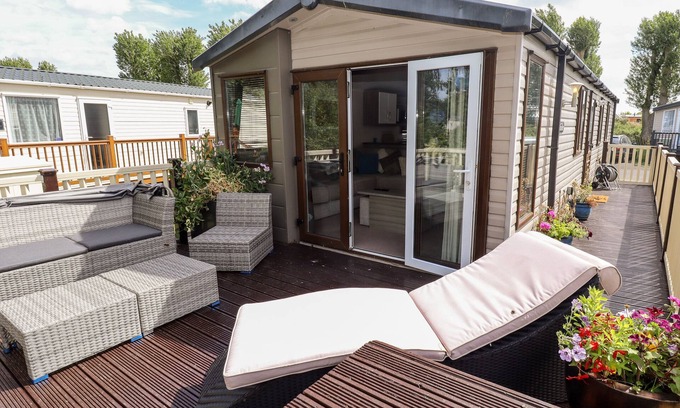 Grimsby Cottage | 19 THE BRAMBLES, family friendly in Humberston, Lincolnshire