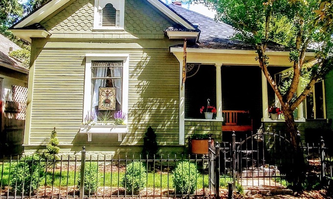 North End House | 1906 Victorian Cottage located in the heart of Hyde Park