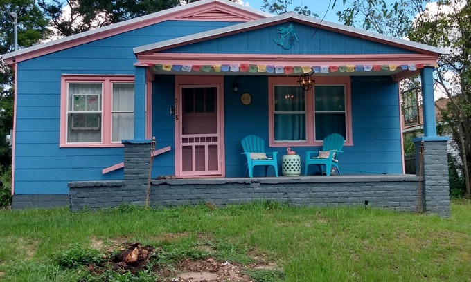 Savannah House | 1941 beach bungalow/short term corp rental/pets ok/all util 30+days