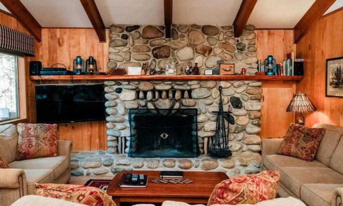 North Wawona Ski Chalet | 19B Yosemite Retreat in the Meadows