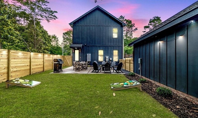 Southern Pines House | 19th Hole - Downtown, Park, Pickleball, Sim Access