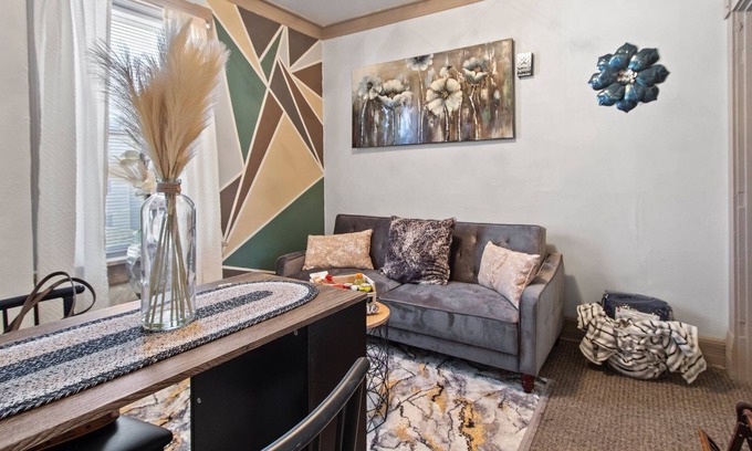 Lower East Side Apartment | 1bdrm Apt Near Lake Michigan-off street Parking / Pet friendly