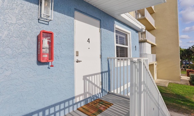 Cocoa Beach Apartment | 1Bed/1Bath Upstairs Cottage, Steps to the Ocean, Perfect for Couples