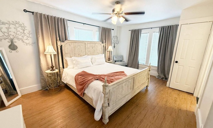 Tobin Hill House | 1BR/1BA Walk Downtown Riverwalk, Golf, Zoo & Pearl