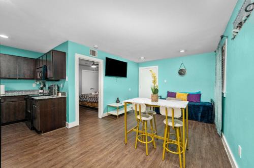 Braeswood Place Apartment | 1BR Apt with Fully Equipped Kitchen Close to Major Attractions
