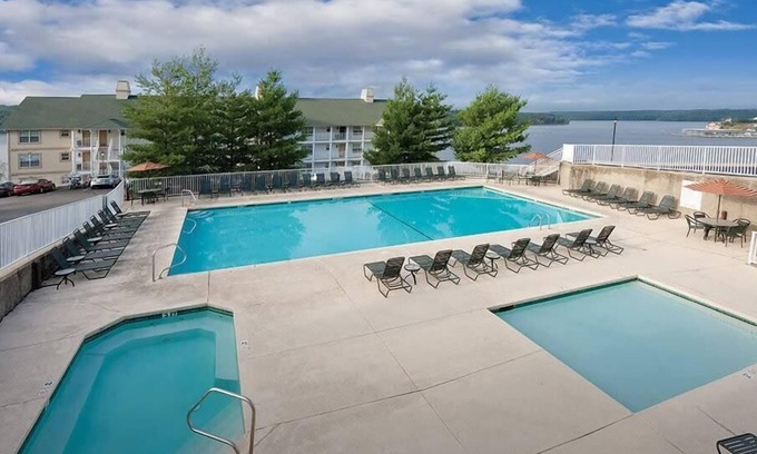 Osage Beach Condo | 1br Condo in Ozark Area-Water & Amusement Parks