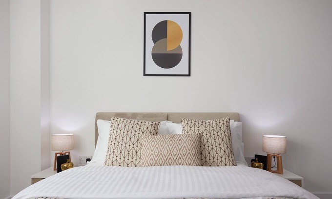 Slough Apartment | 1BR Flat With a Double Bed - New Eton House Residence Slough