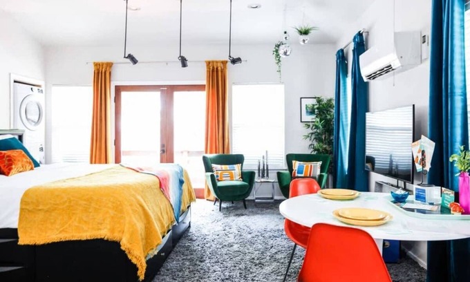 South Congress House | 1br, SoCo - Retro Cowboy Studio - Portoro