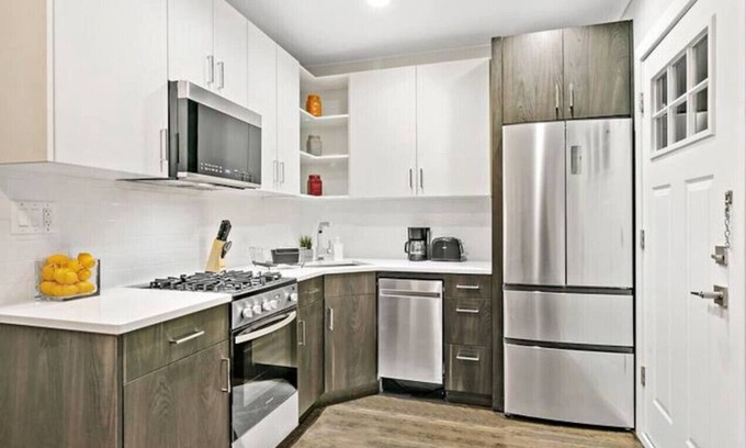 Lakeview Apartment | 1BR Stylishly Furnished Apt in Lakeview