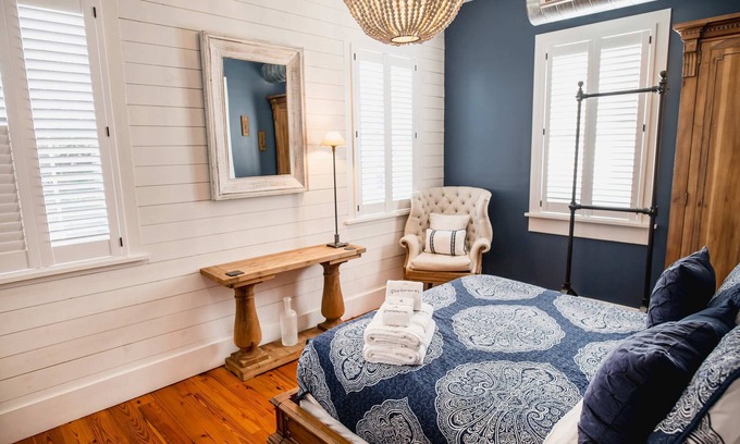 Cannonborough Elliotborough Apartment | 1BR Suite in Stunning Bright Manor House Downtown