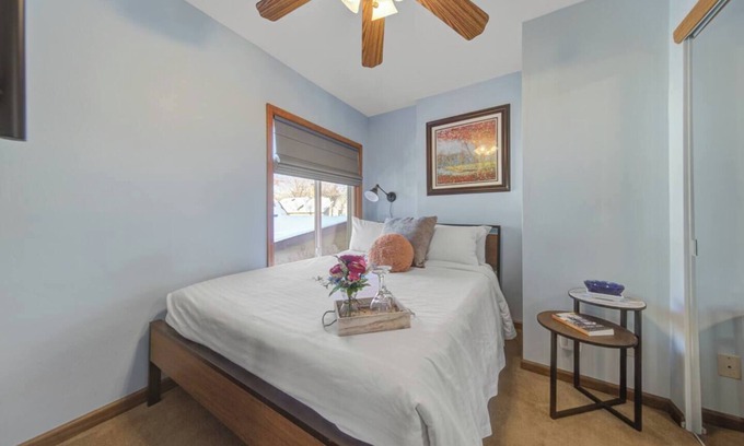 Bottineau House | 1BR Upper Duplex Art District + Retreat + Backyard + Parking