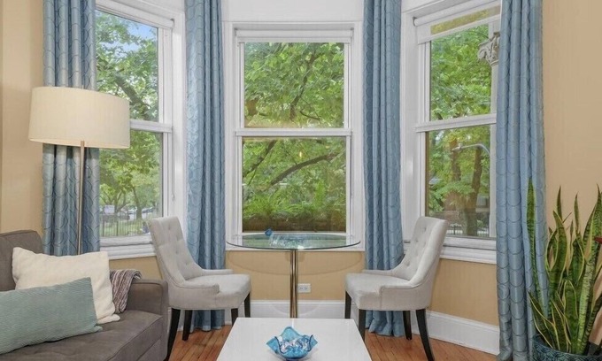 Near West Side Apartment | 1F Chicago's Little italy Graystone nearDowntown