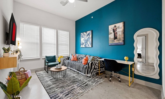 Fort Worth Apartment | 1st Floor Apt- 2min to TCU + King Bed + Pool + Gym + Parking