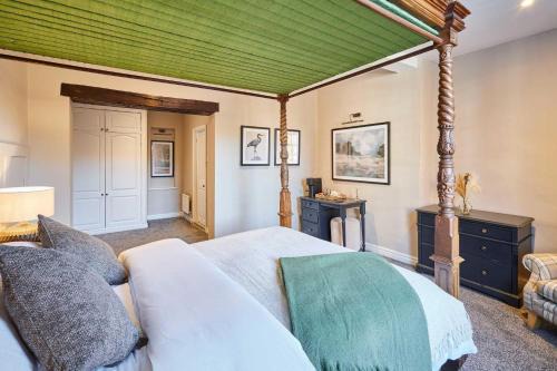 Much Wenlock Hotel | #2 - 4 Poster Bed at The Raven Aparthotel by PureStay