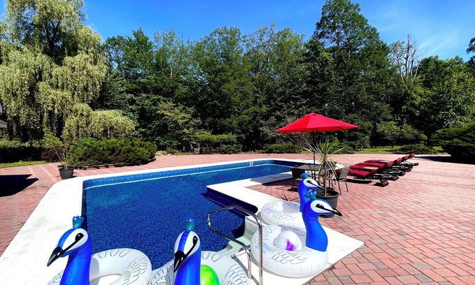 East Stroudsburg House | ☀️ 2 ACRE POCONO HOUSE WITH PRIVATE POOL TENNIS COURT HUGE BACKYARD PATIO ☀️